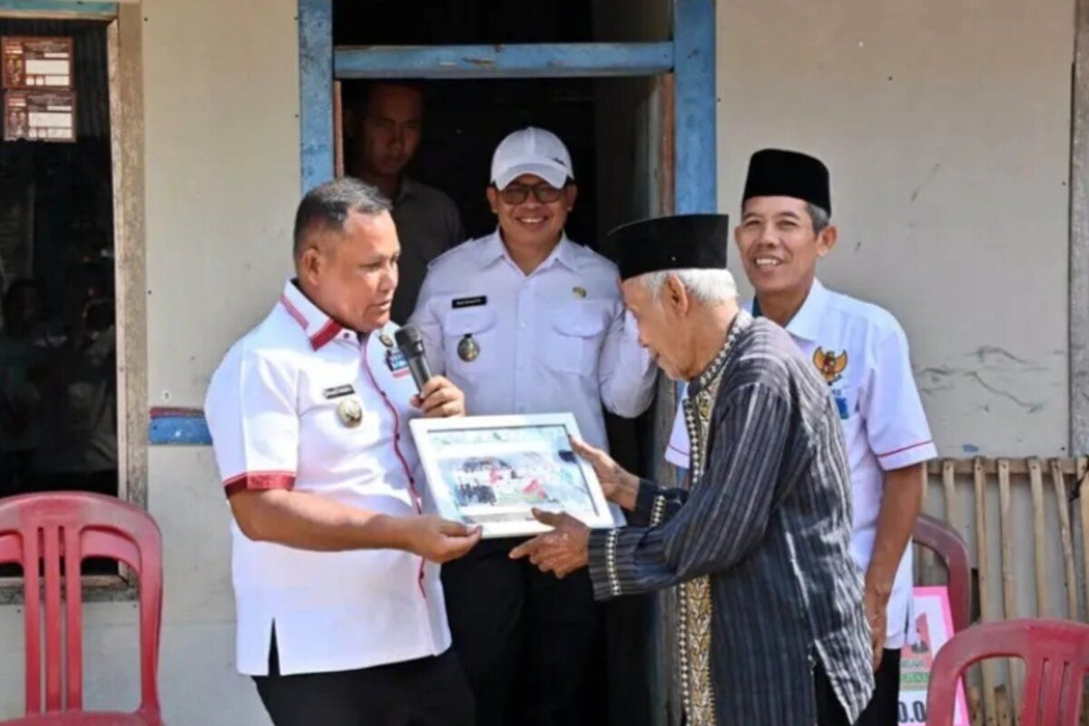 Pemkab bersama Baznas Lampung Selatan serahkan bantuan bedah rumah warga