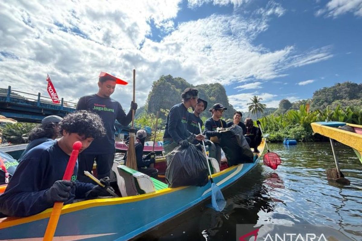 Telkomsel terapkan ESG melalui Public Clean-Up dan Gladian PANJI TERRA