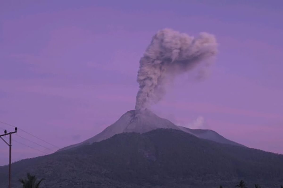 Gunung Lewotobi Laki-Laki di kembali erupsi setinggi 700 meter