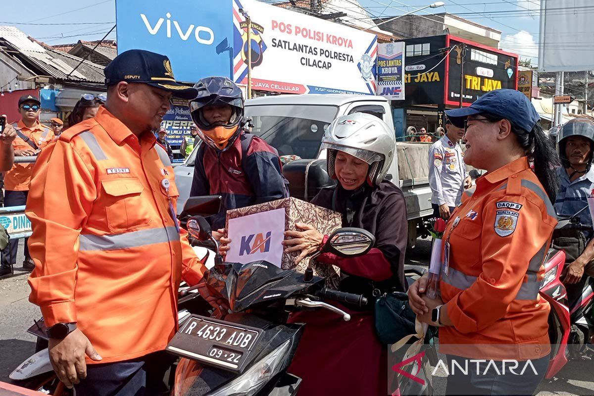 Polresta Cilacap tilang pengendara langgar aturan di perlintasan kereta api