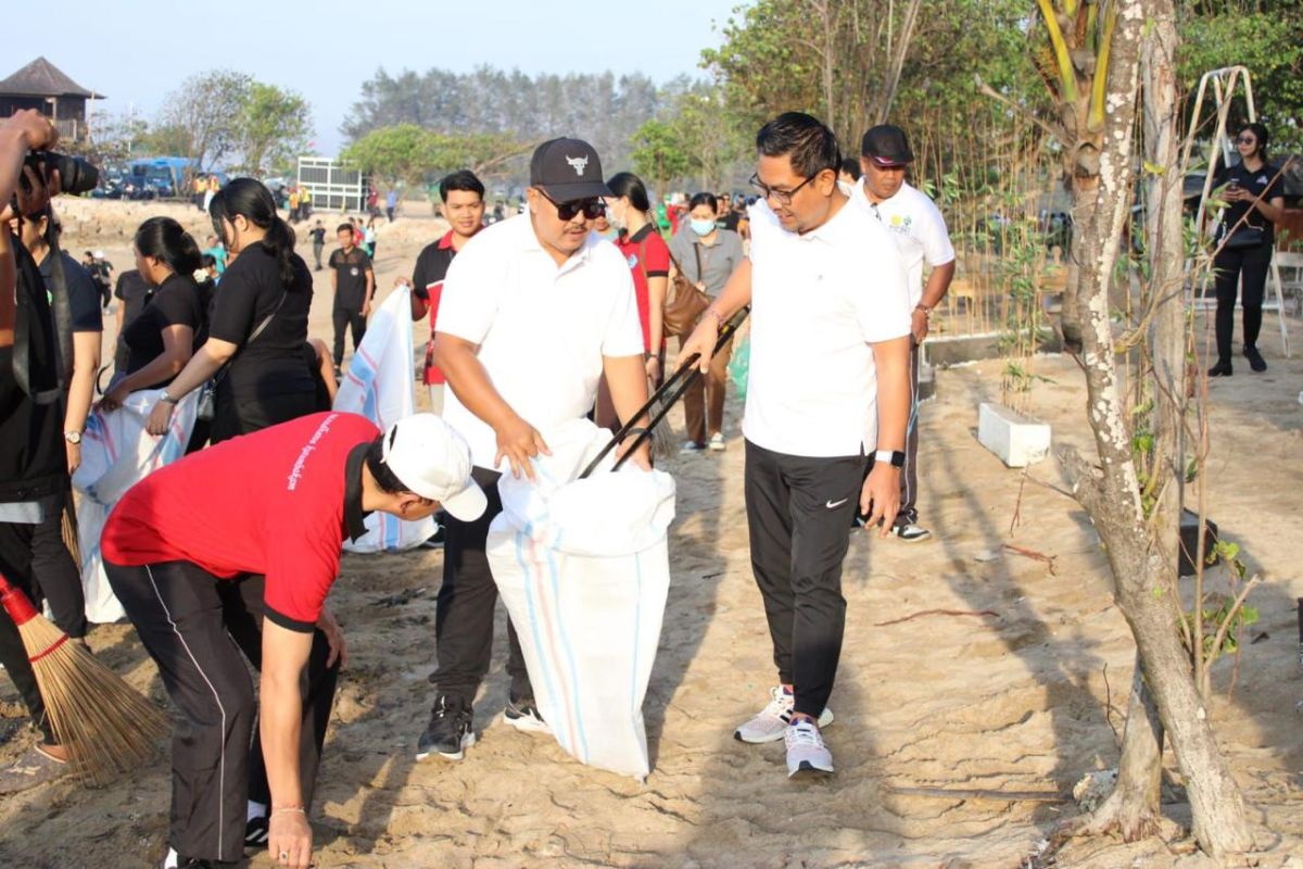 Denpasar bersih-bersih di Kawasan Pantai Mertasari Sanur