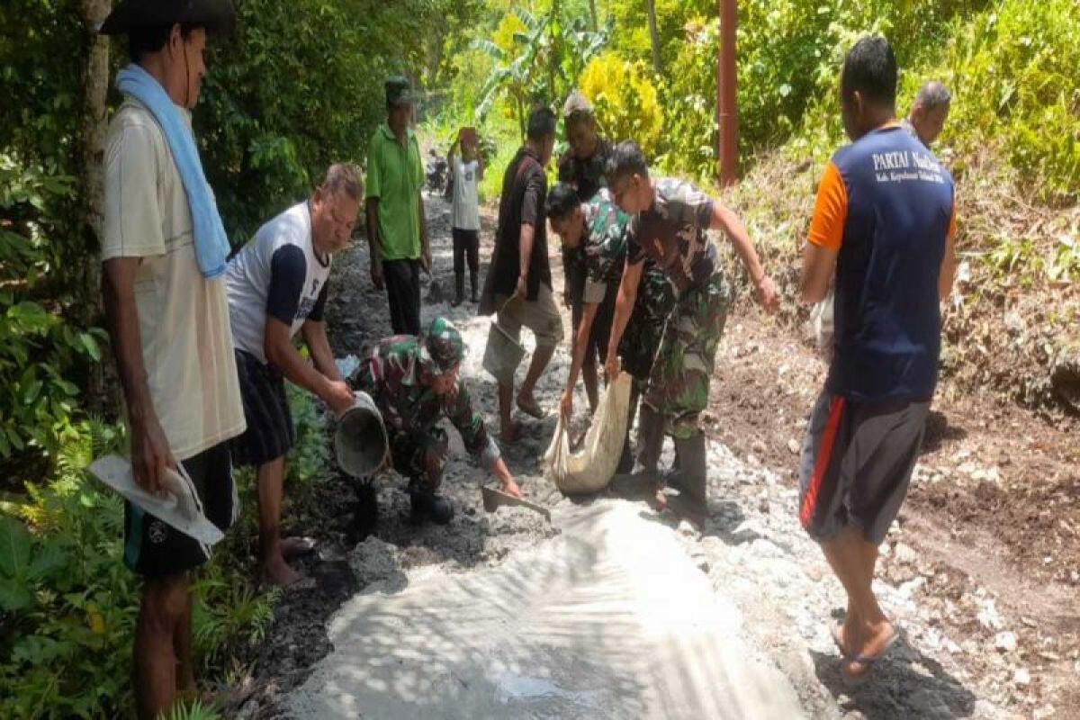 Koramil 1312-02/Lirung karya bakti pembersihan pengecoran jalan poros