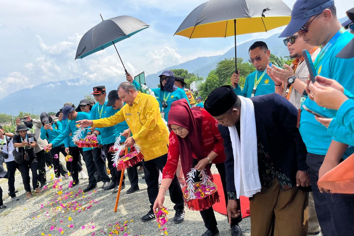 Badan Geologi melakukan tabur bunga di lokasi eks likuefaksi di Palu