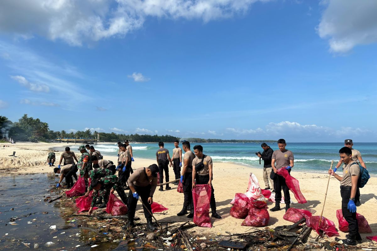 Petugas gabungan gelar aksi bersihkan sampah di pantai Pesisir Barat, Lampung