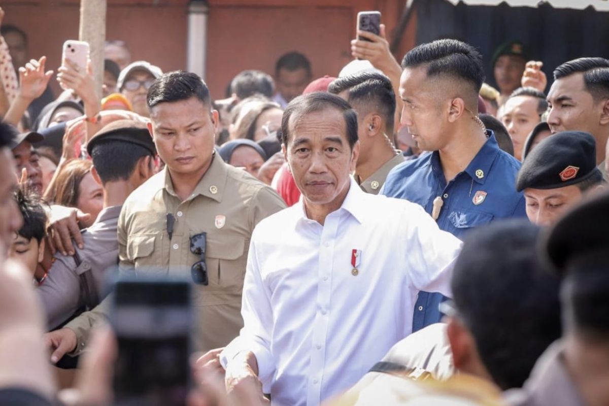 Presiden Jokowi blusukan ke Pasar Dukuh Kupang lihat baik semuanya