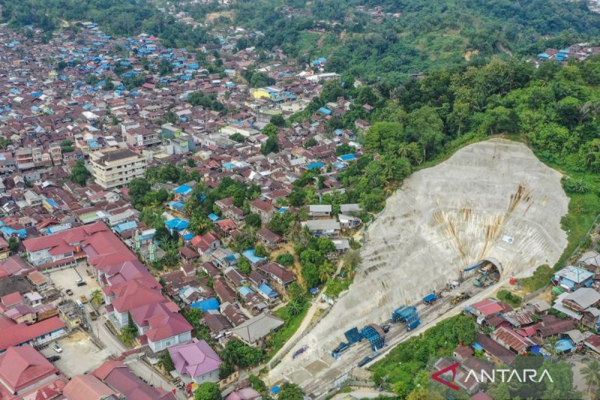 Penyidik KPK periksa tersangka korupsi proyek pembangunan jalan di Kaltim