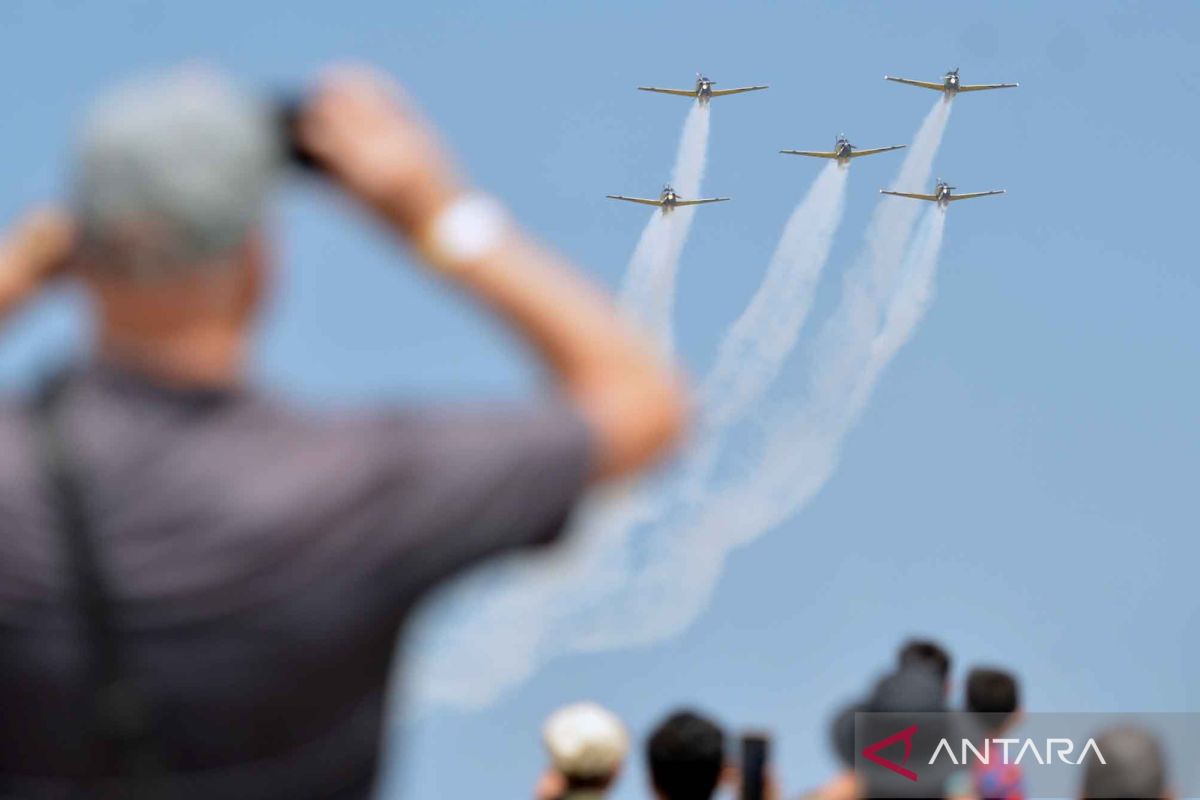 Atraksi Rajawali Laut Flight dalam memeriahkan Bali International Airshow 2024