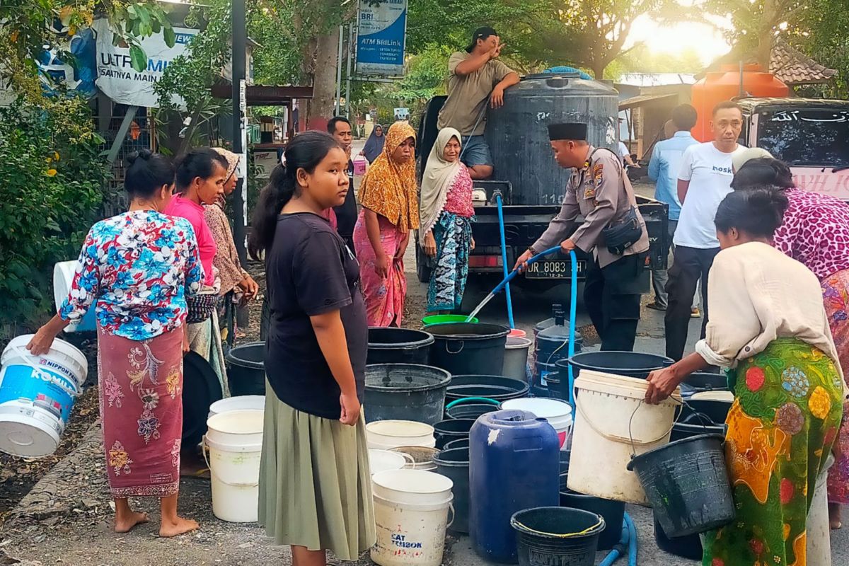 Polisi salurkan bantuan air bersih kepada warga di Lombok Tengah