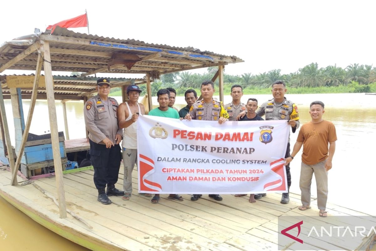 Kapolsek Peranap seberangi sungai bawa pesan pilkada damai