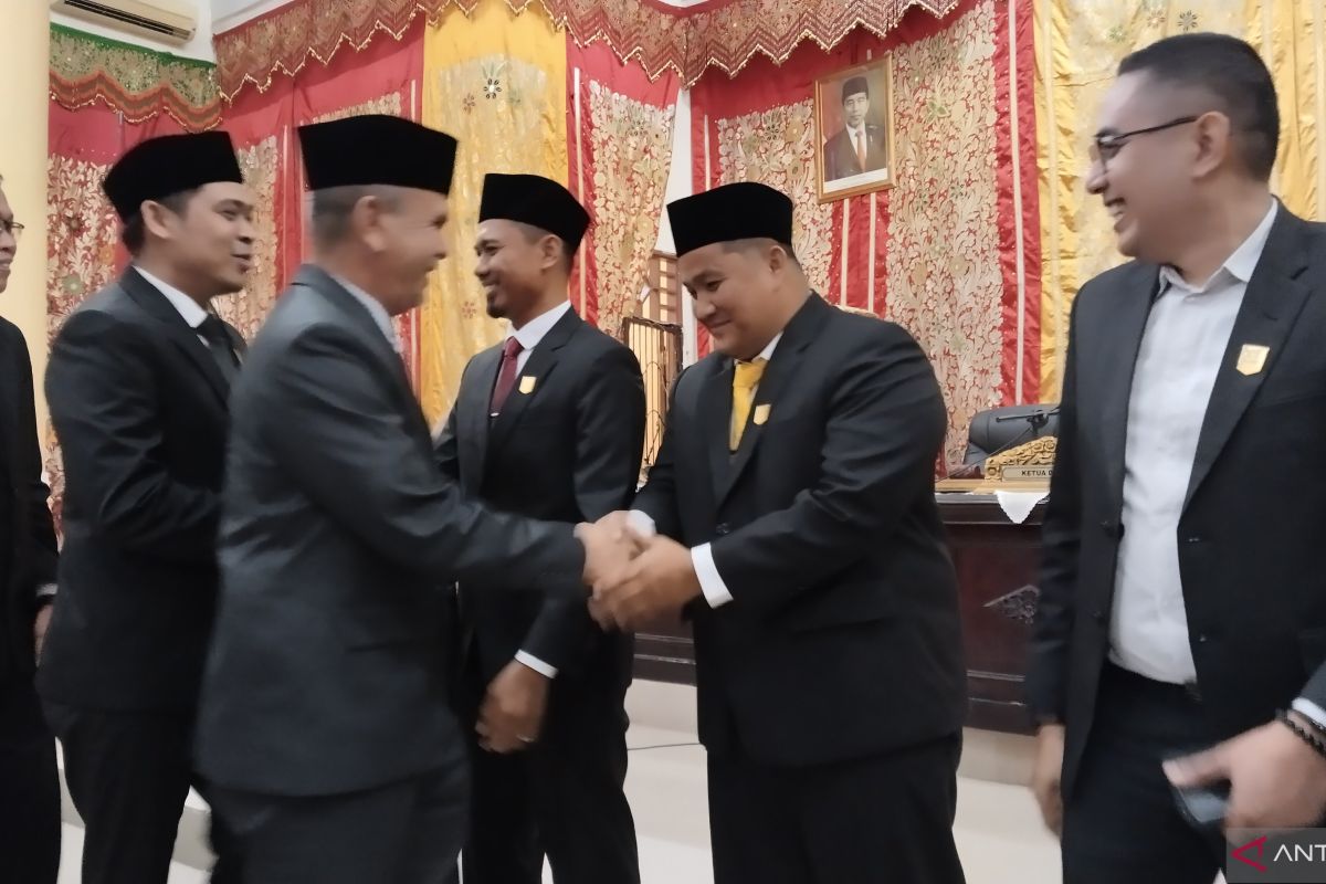 Dua dari tiga pimpinan DPRD Pariaman diresmikan