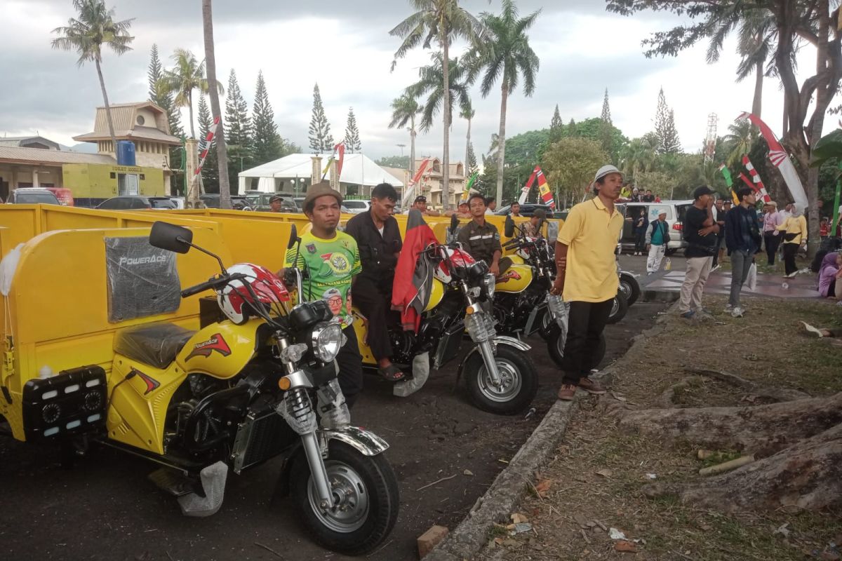 Selaparang Mataram dapat sembilan unit kendaraan roda tiga pengangkut sampah