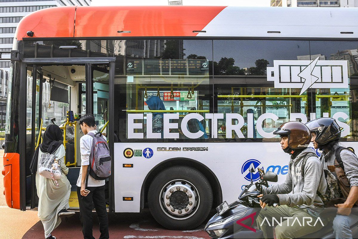 Menko dorong daerah lain tiru Jakarta adopsi bus listrik