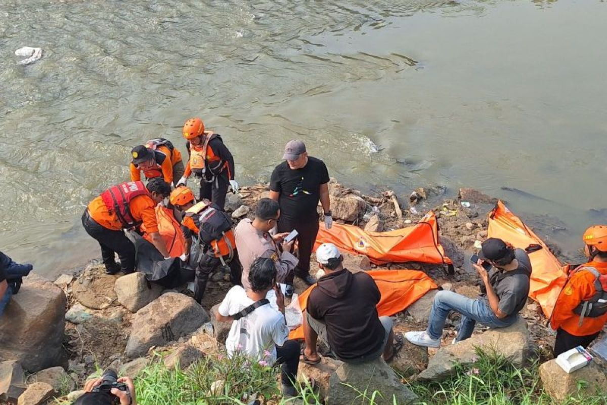 Penemuan tujuh jasad manusia di Kali Bekasi diduga karena tawuran