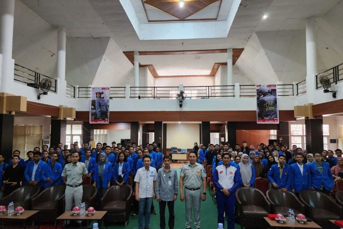 Seminar safety riding honda di kampus Fakultas Teknik Untad Palu tema "Bangga menjadi generasi #Cari_Aman