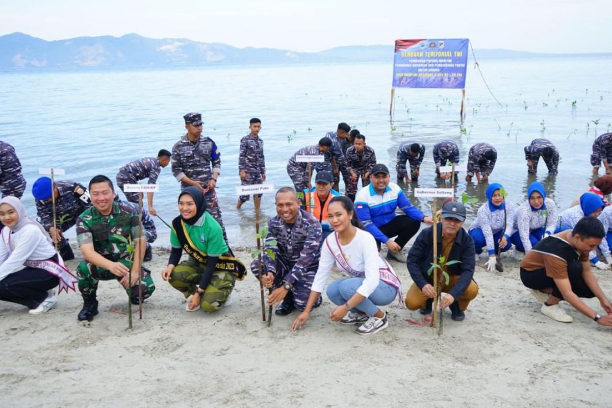 Lanal Palu tanam sebanyak 1.500 bibit mangrove upaya mitigasi perubahan iklim