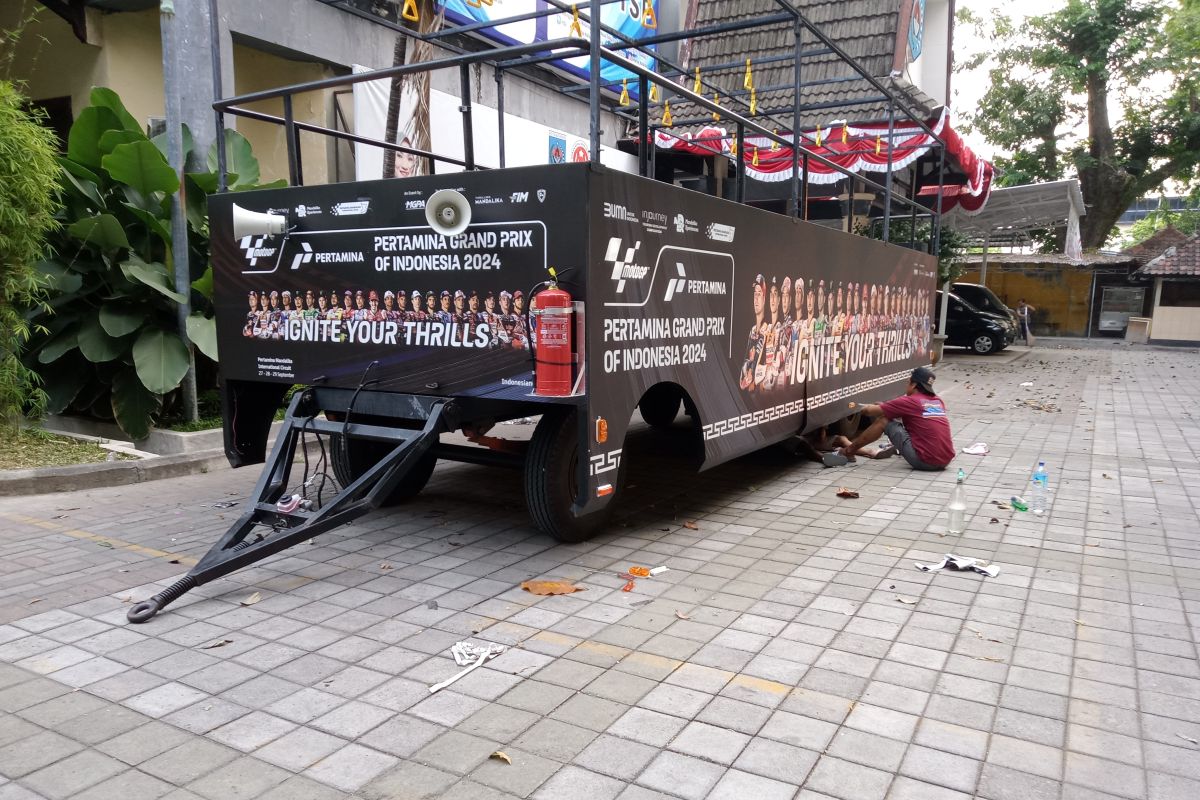 Mobil trailer parade pembalap MotoGP Mandalika siap digunakan