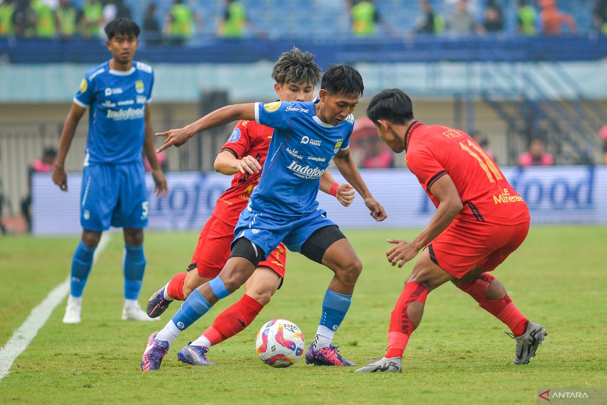 Persib tundukkan Persija Jakarta 2-0, penonton kejar stewards