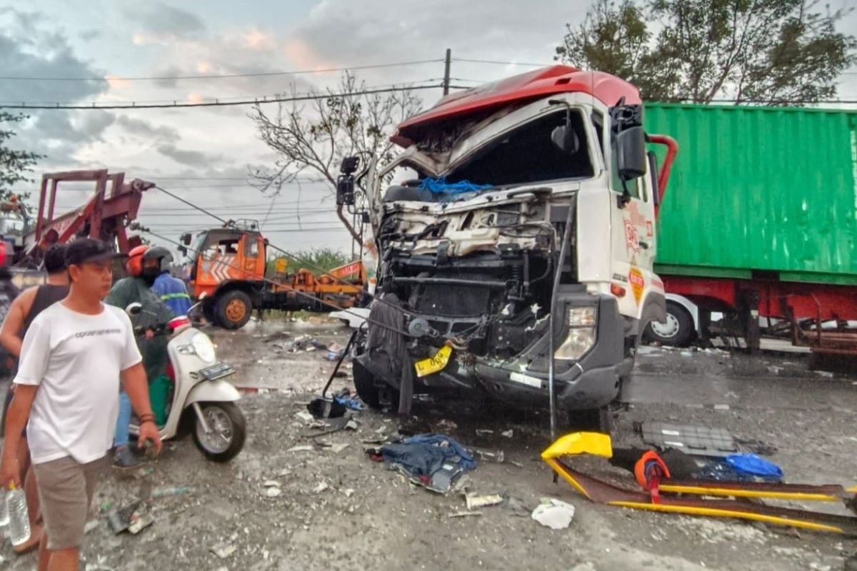 Kondisi jalan Pantura Pati usai kecelakaan bus vs truk tronton