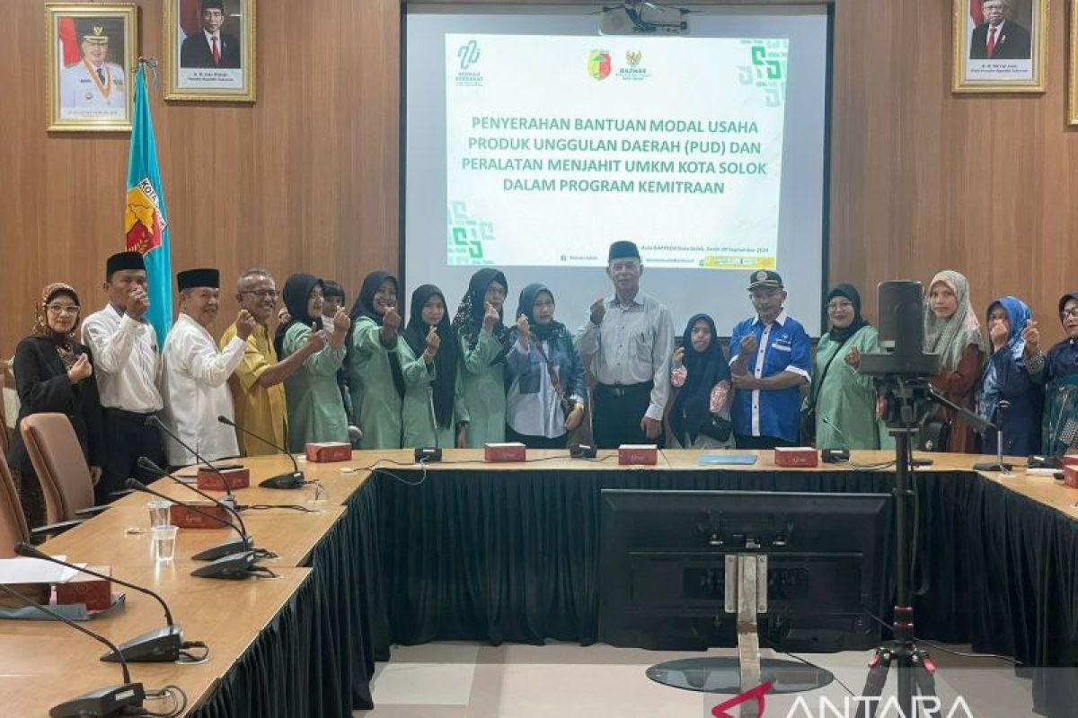 UMKM di Kota Solok dapat bantuan modal usaha dan peralatan menjahit