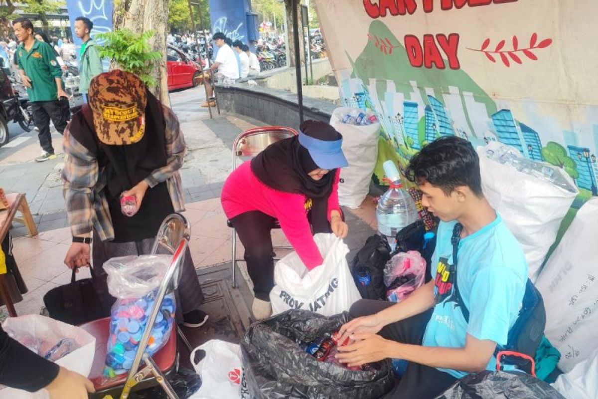 Kampanye World Cleanup Day,pengunjung CFD di Semarang diajak pilah sampah