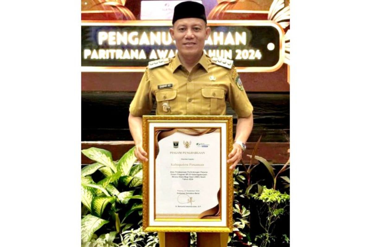 Bupati Sabar AS mendapat Anugerah Paritrana Award dari Gubernur Sumbar