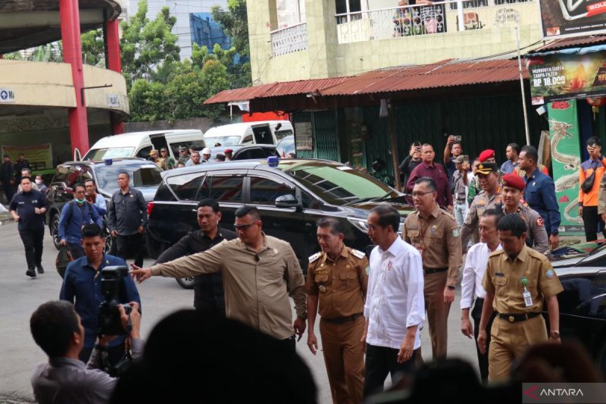 Jokowi pamit dan minta maaf di Pasar Mawar Pontianak