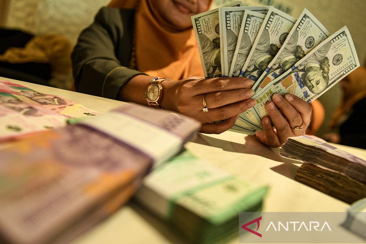 Rupiah melemah karena ketegangan Israel dan Iran