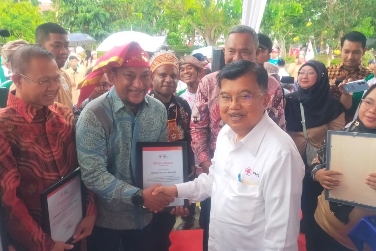 PMI Pusat berikan penghargaan kepada Pemkot Makassar