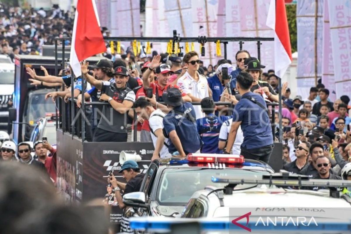 Puluhan ribu warga Mataram padati parade pembalap MotoGP 2024