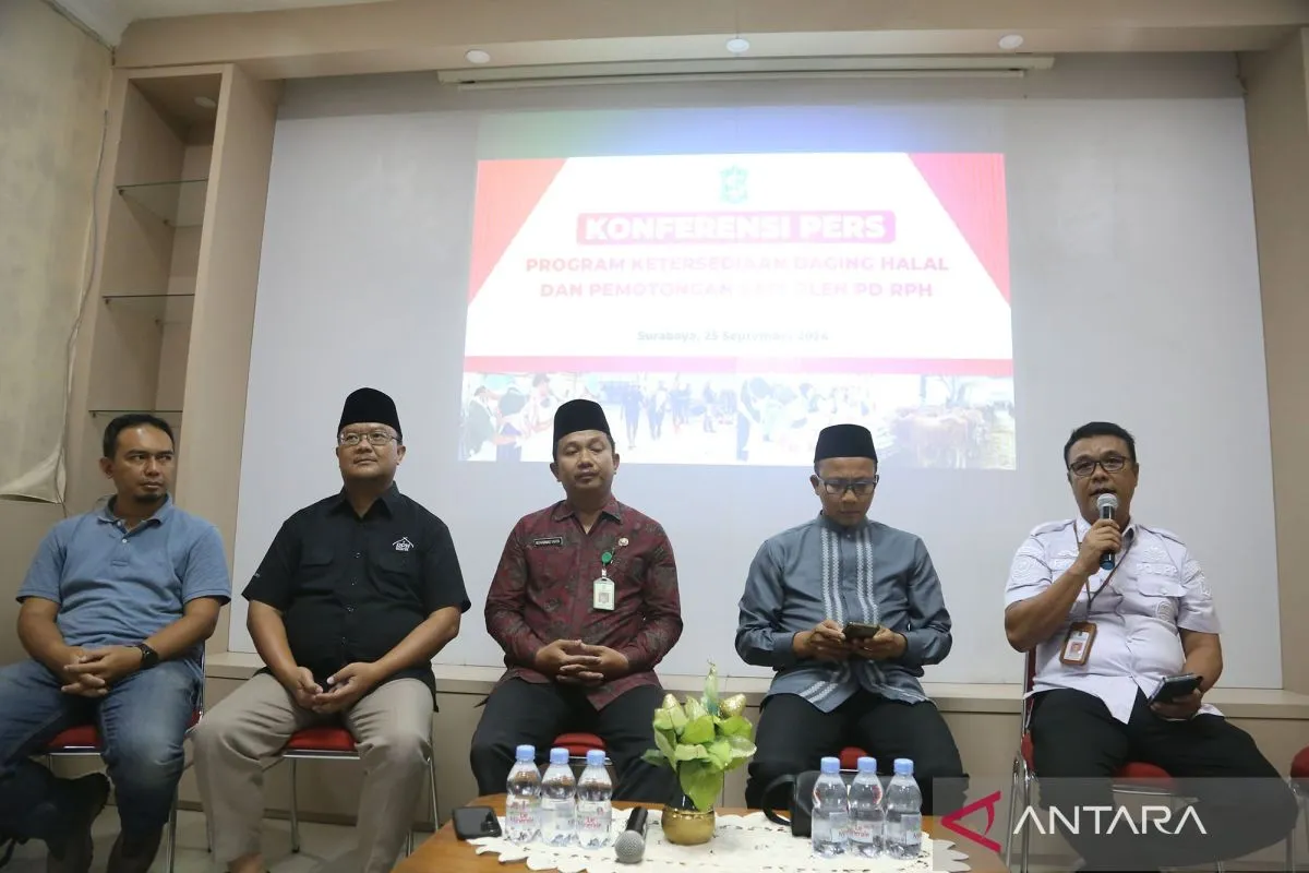 Direktur Utama PD RPH Kota Surabaya, Fajar Arifianto Isnuroho (dua kiri), saat memberikan keterangan pers