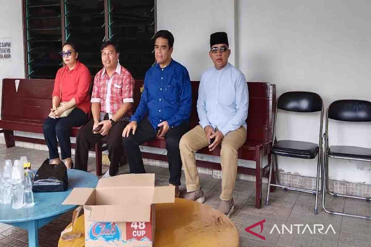 Paslon Wali/wawali Kota Palangka Raya Rojikinnor-Vina datangi Gereja Maranatha yang terbakar