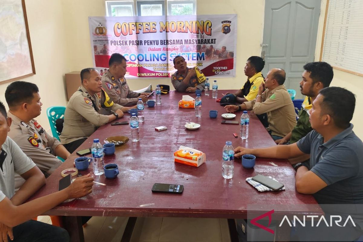 Sambil ngopi, Polsek Pasir Penyu ajak sukseskan pilkada