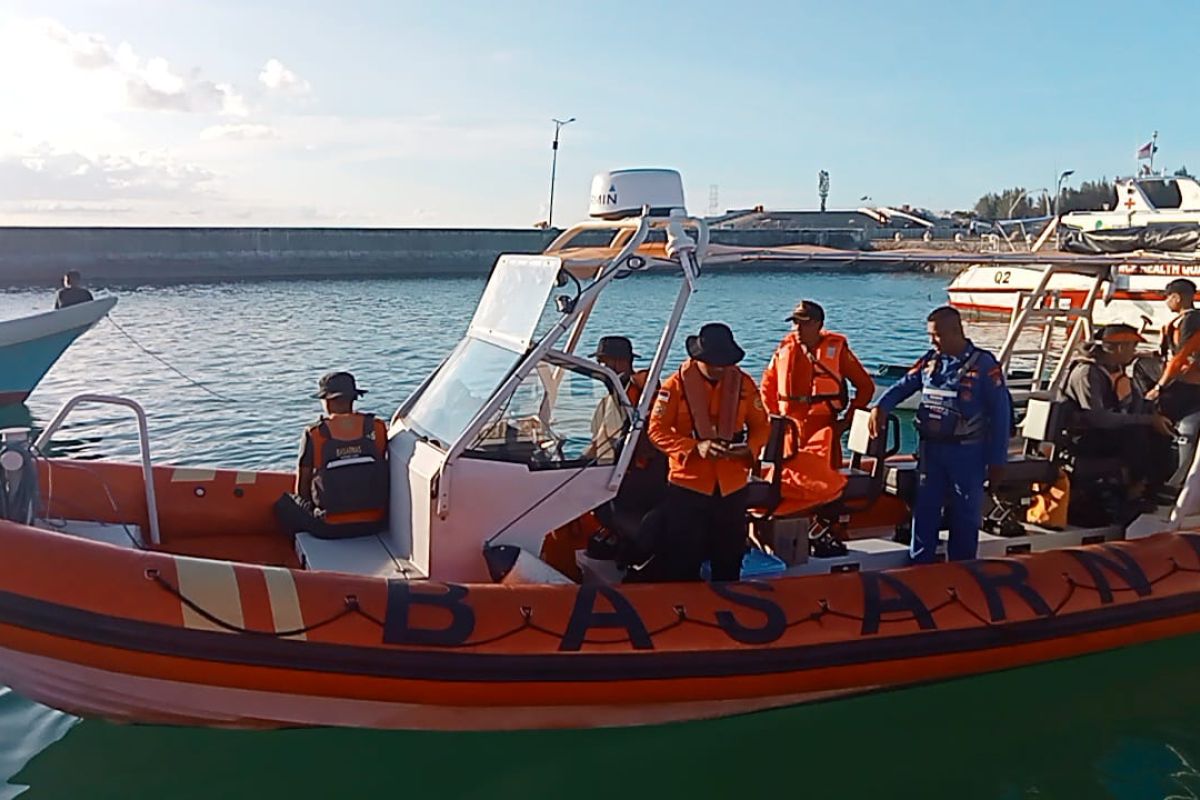 Tim SAR evakuasi penumpang perahu yang kecelakaan di Wakatobi