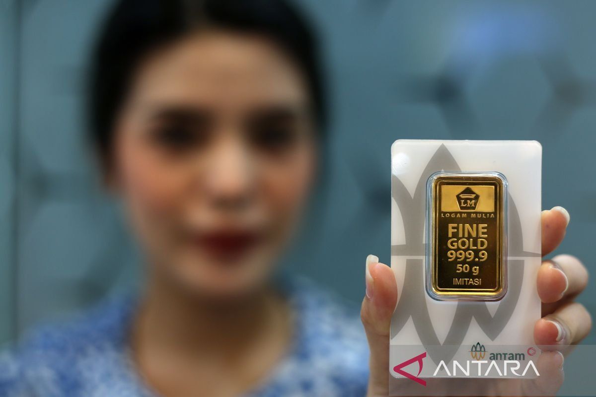 Harga emas Antam naik Rp12.000 jadi Rp1,464 juta per gram