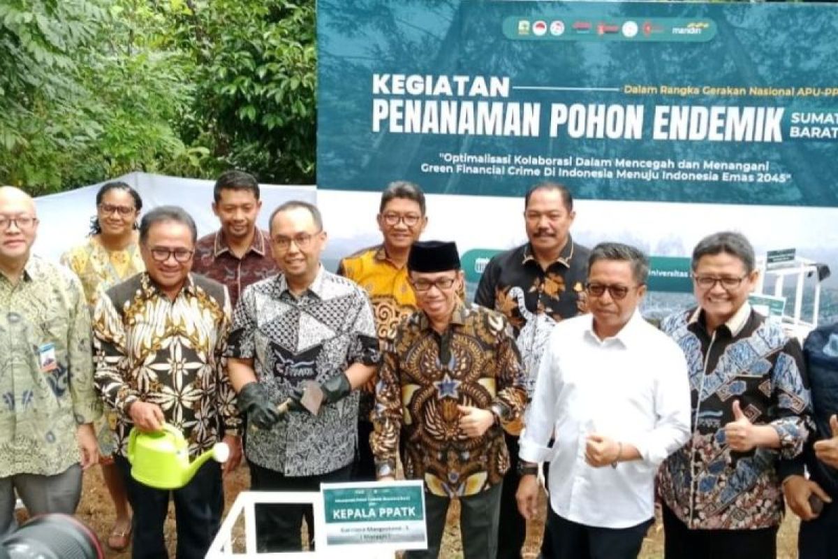 Pusat Studi Unand, PPATK dan Bank Mandiri tanam 1.000 pohon endemik