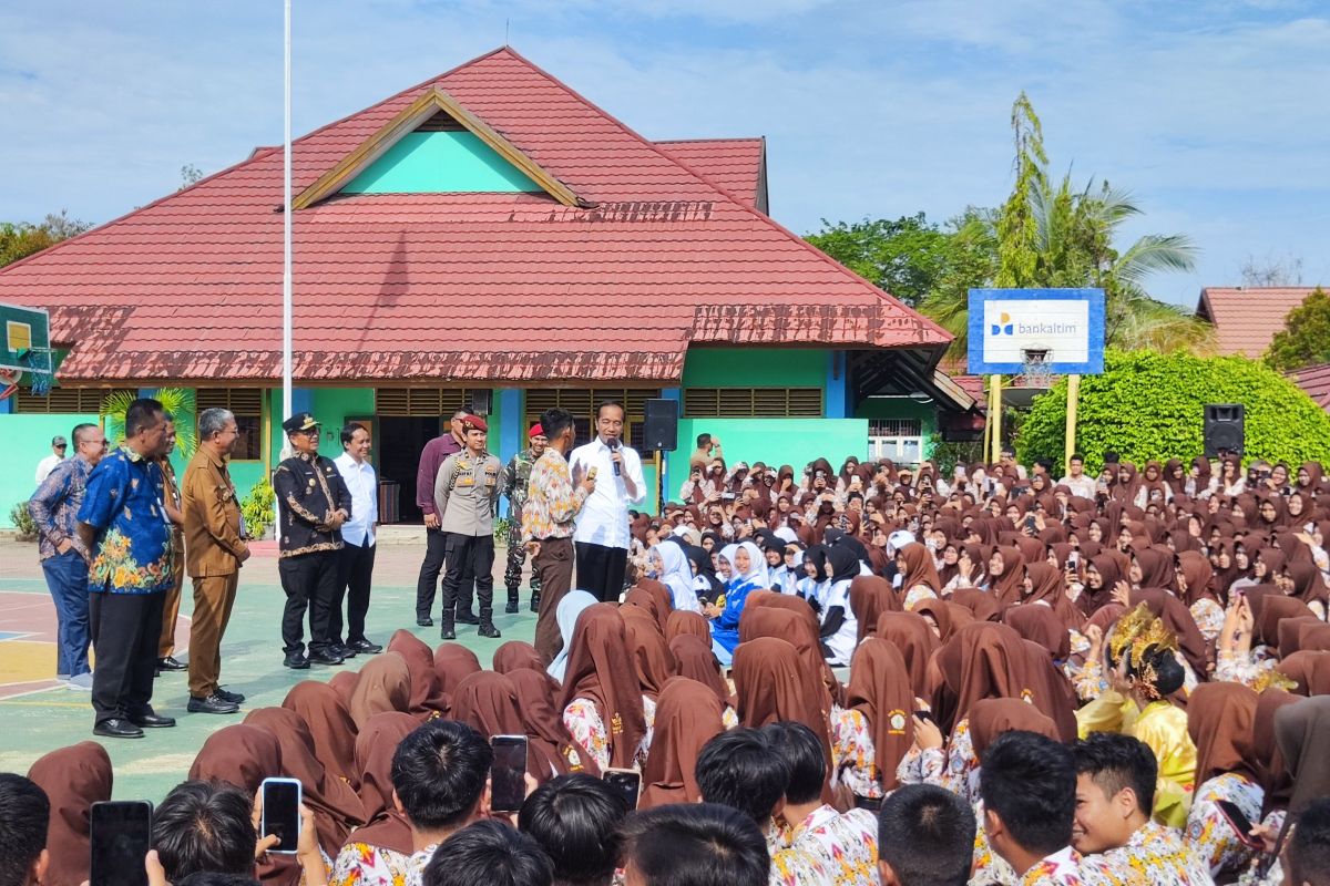 Presiden kunjungi dan bagi sepeda di SMKN 1 Tanah Grogot Kaltim