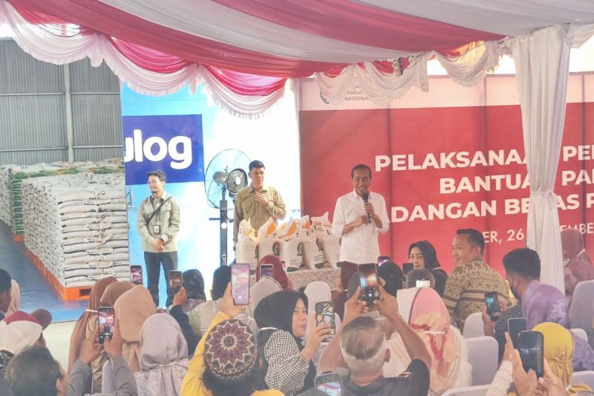 Jokowi berpesan kepada rakyat untuk minta Prabowo lanjutkan bansos beras