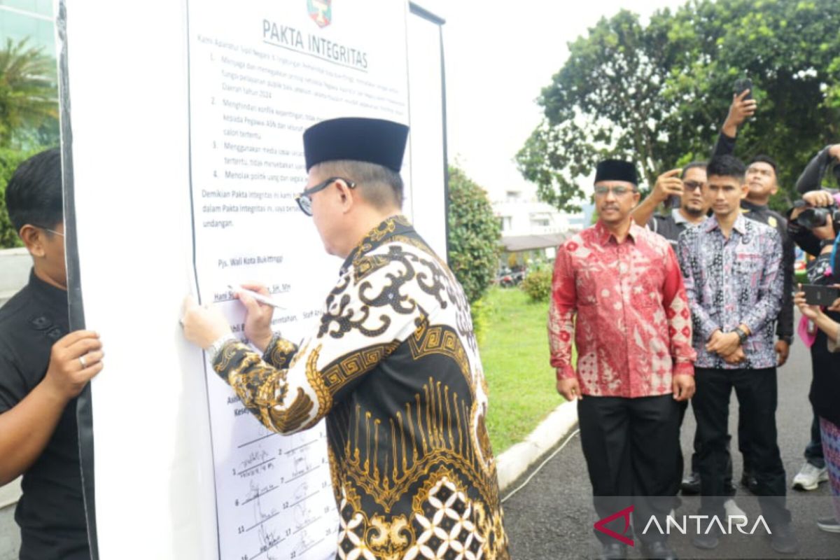 Hari pertama menjabat, Pjs Wali Kota Bukittinggi minta komitmen netralitas ASN