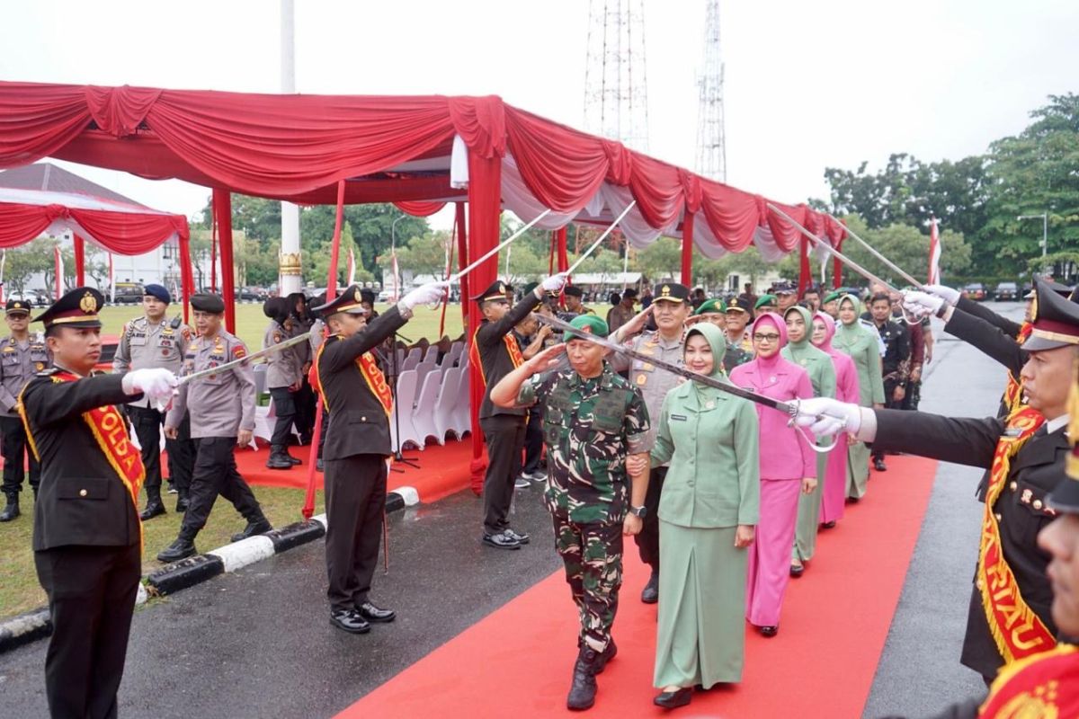 Tradisi pedang pora di Polda Riau warnai pelepasan Brigjen TNI Dany Rakca