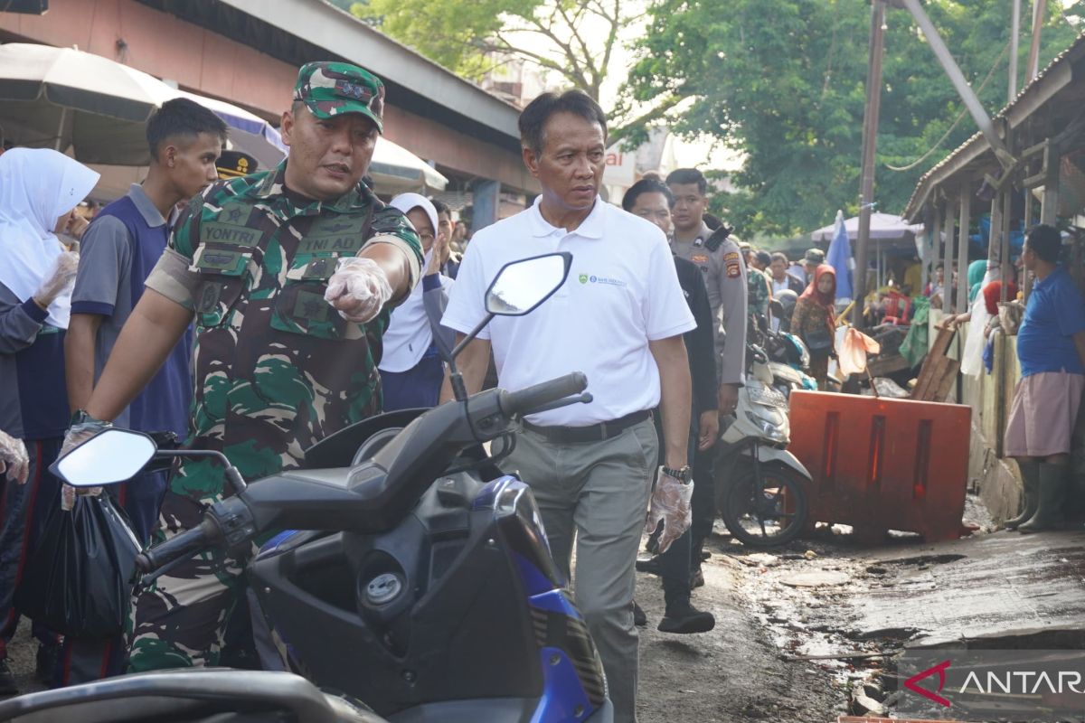 Kodim 0402 OKI bersih-bersih pasar rakyat