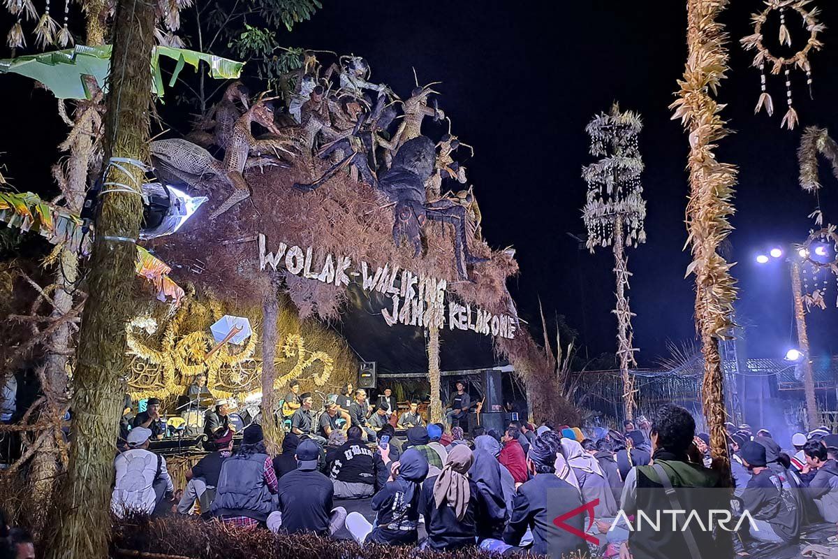 Kiai Kanjeng sajikan "Komposisi Jalan Sunyi" di Festival Lima Gunung 2024