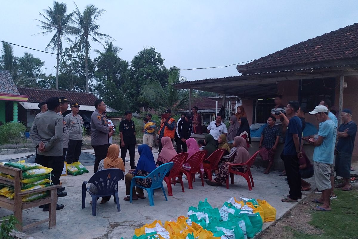 Polisi bantu sembako ke korban puting beliung di Lamsel