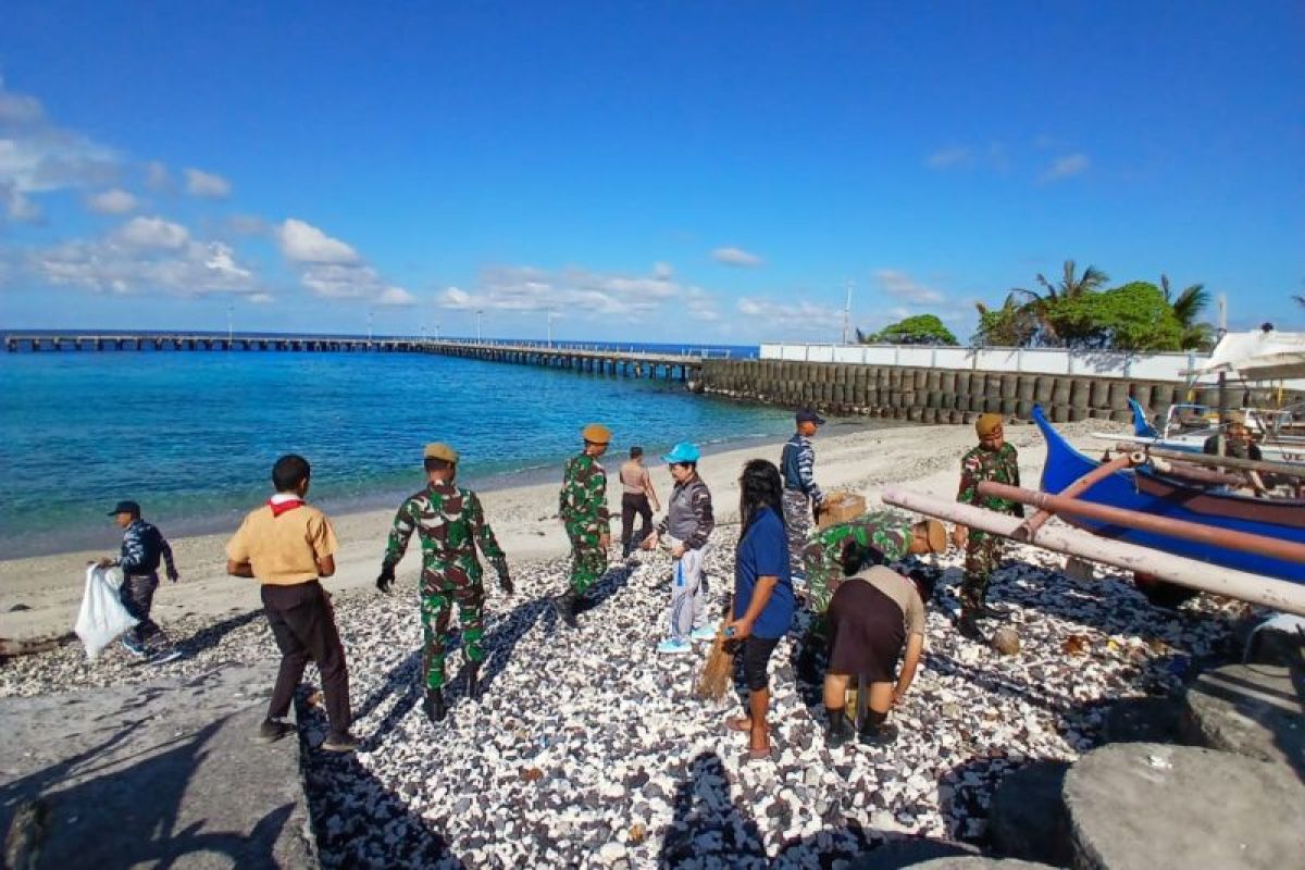 TNI, Polri, masyarakat bersihkan pantai Miangas sambut HUT ke-79 TNI