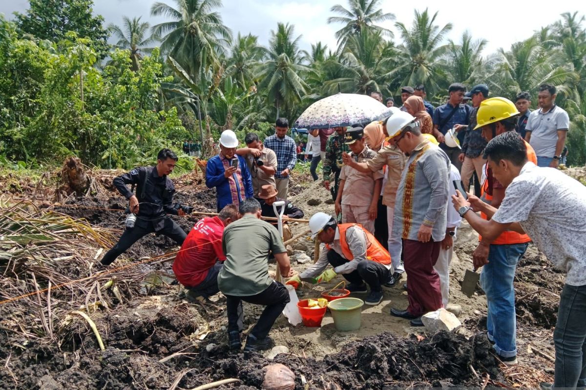 Pj Bupati Kolaka Utara letakkan batu pertama kelas baru SMA 1