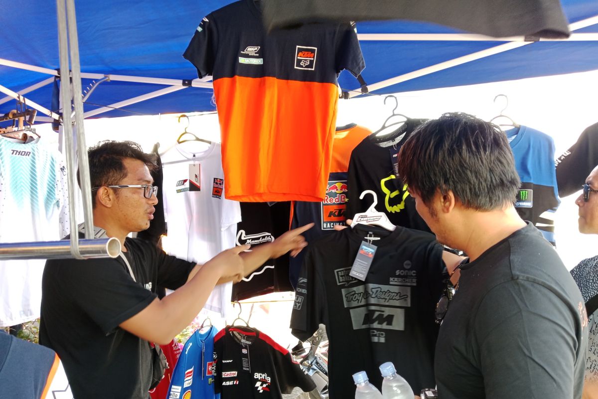 Penonton MotoGP mulai berburu merchandise di Mandalika Lombok