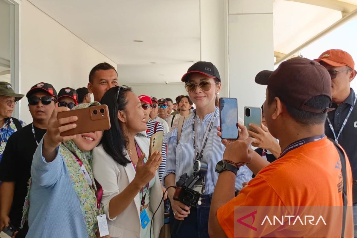 Artis Maia Estianty nonton MotoGP di Sirkuit Mandalika