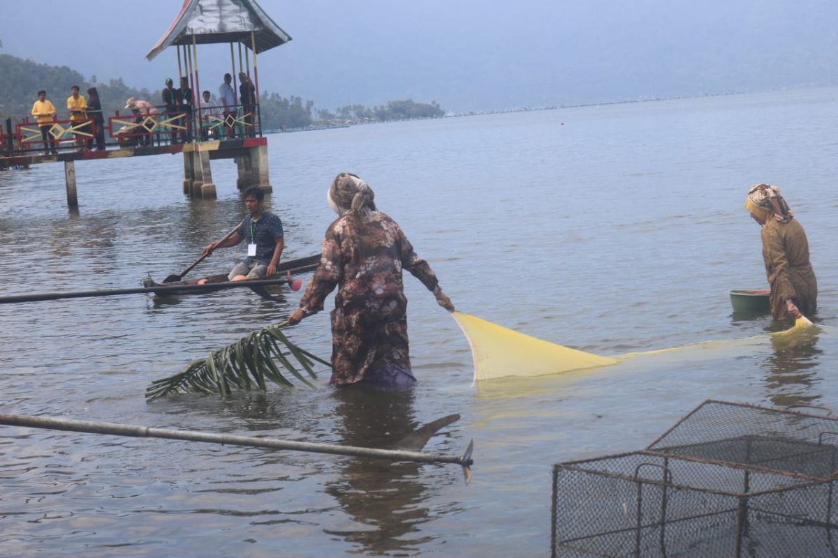 Sungai Batang Agam gelar "pacu biduak-manangkok rinyuak" di Danau Maninjau