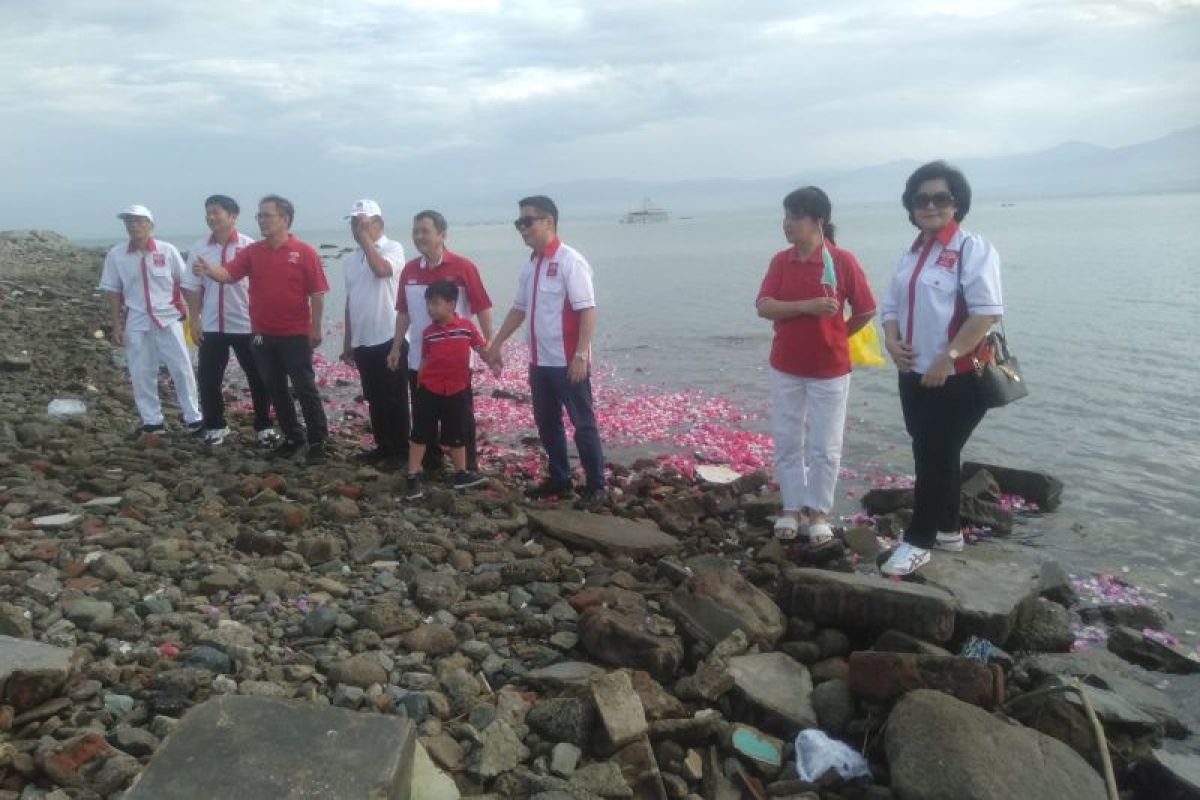 INTI-Sulteng peringati bencana 2018 silam dengan tabur bunga di pantai