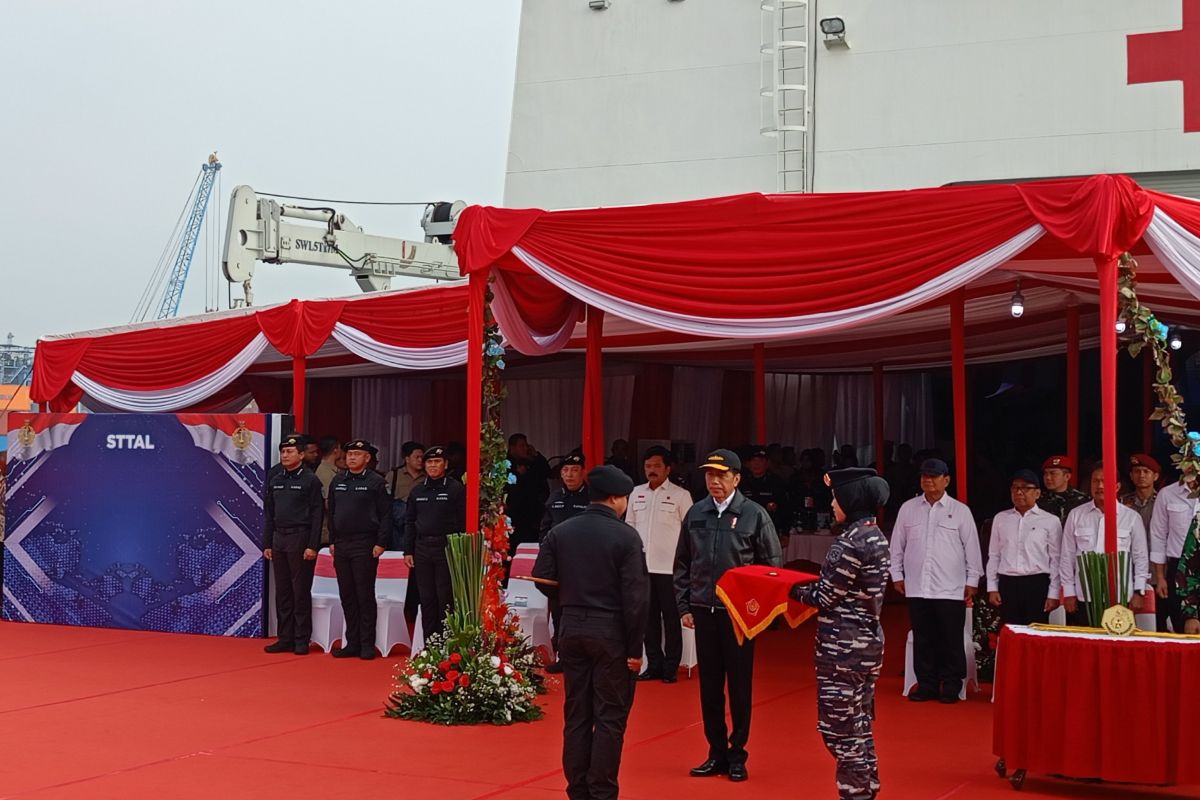 Presiden Jokowi menerima penyematan Brevet Hiu Kencana dari TNI AL