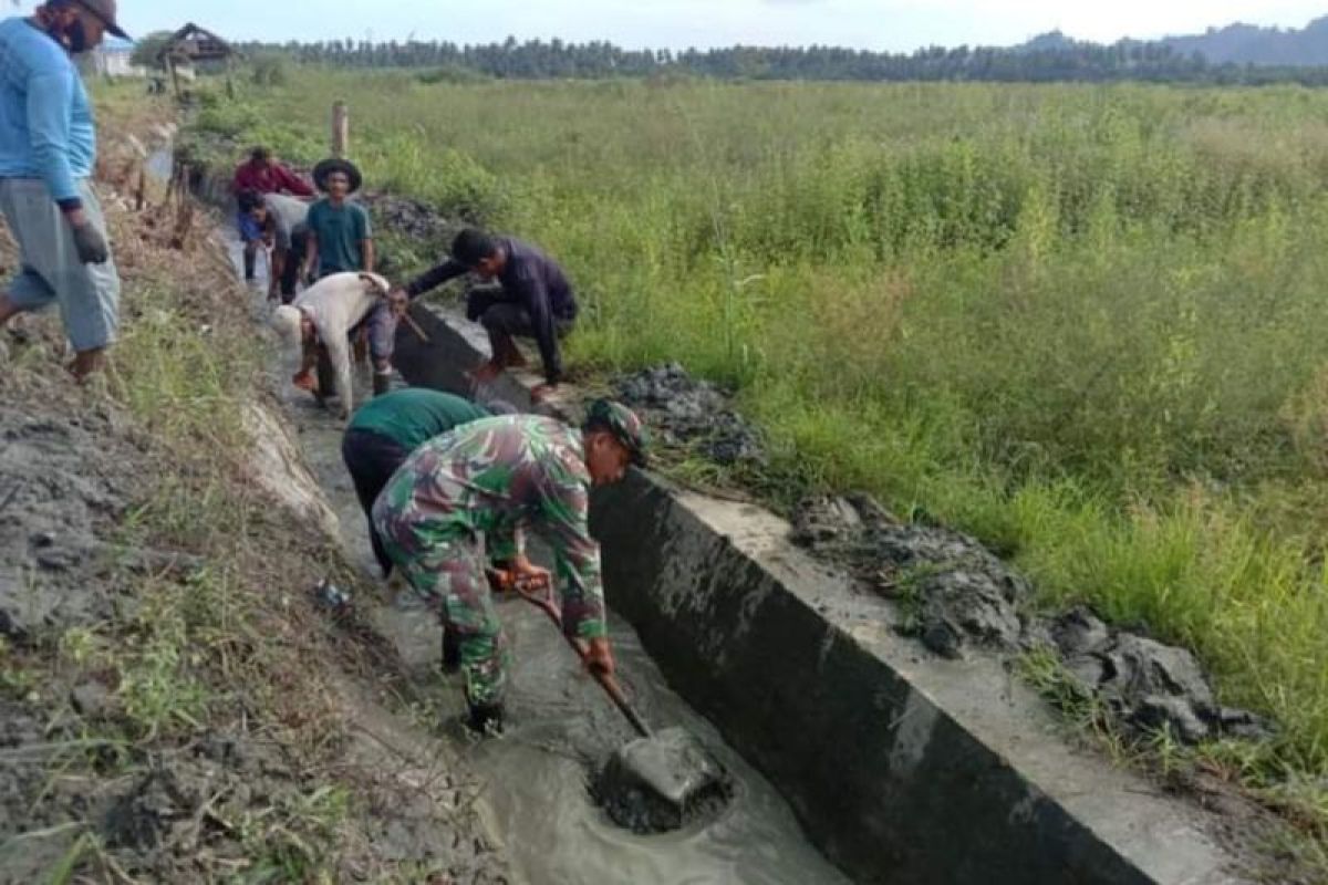 TNI bersihkan saluran irigasi pertanian di Pasangkayu